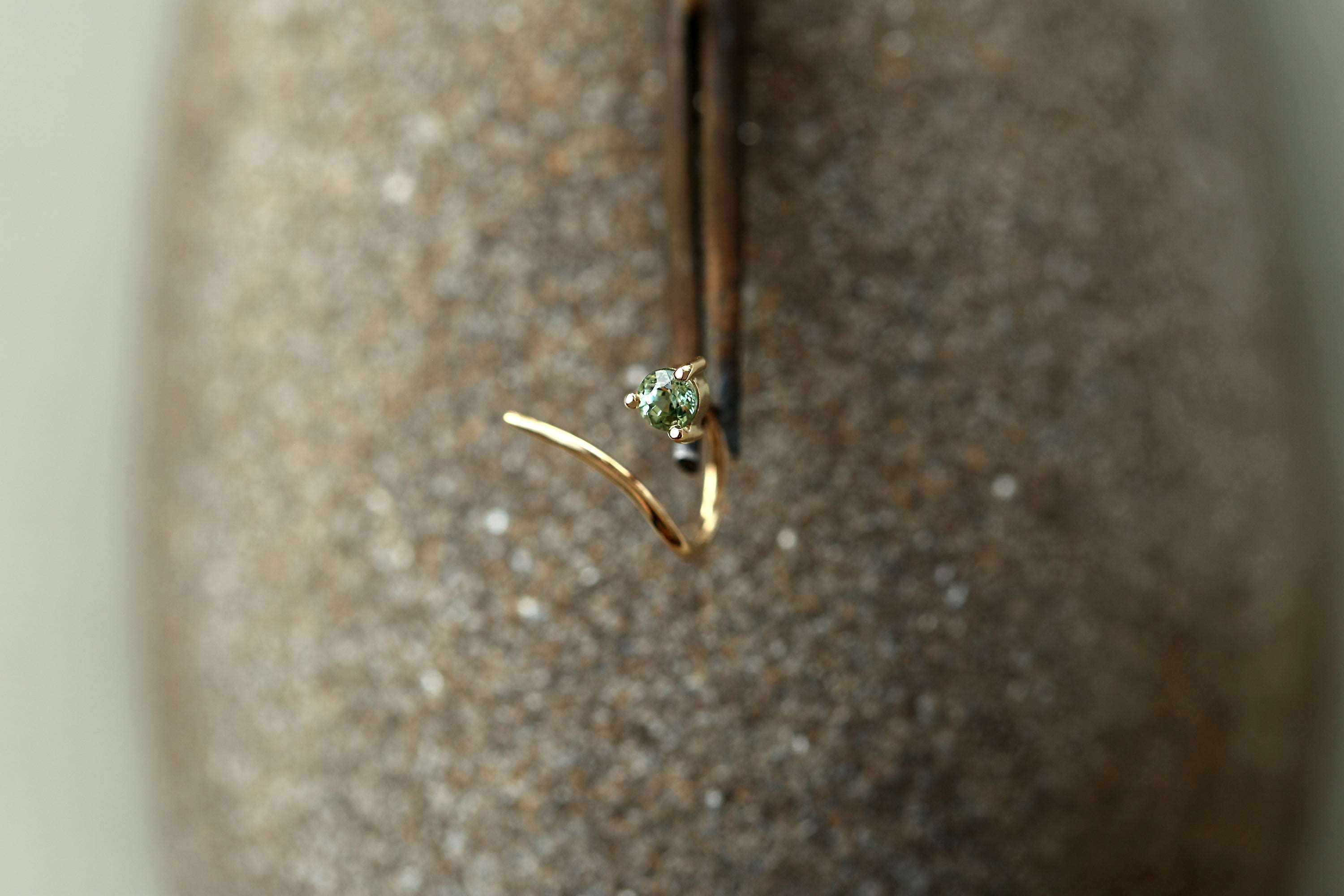VINE HUG GREEN SAPPHIRE EARRING
