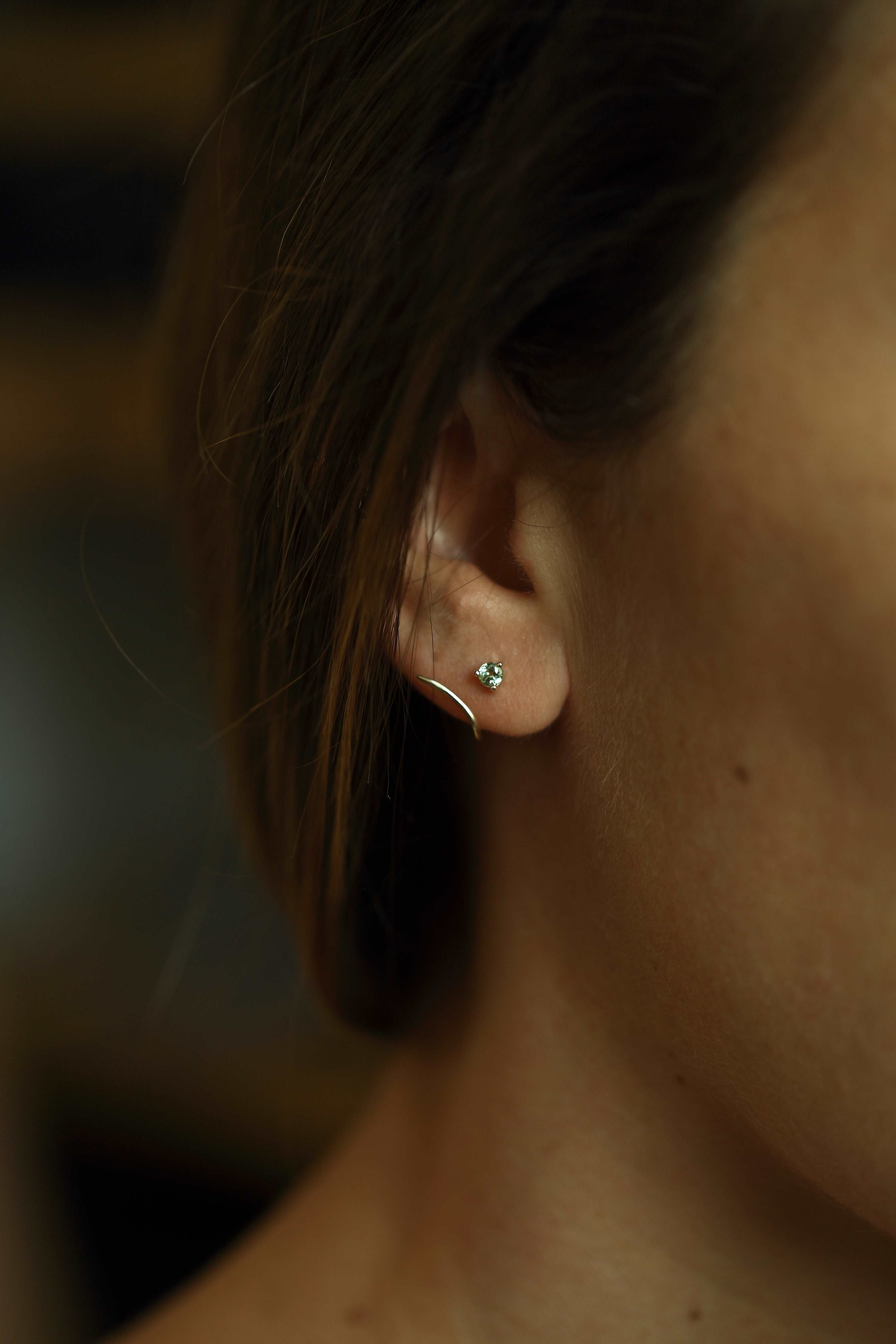 VINE HUG GREEN SAPPHIRE EARRING