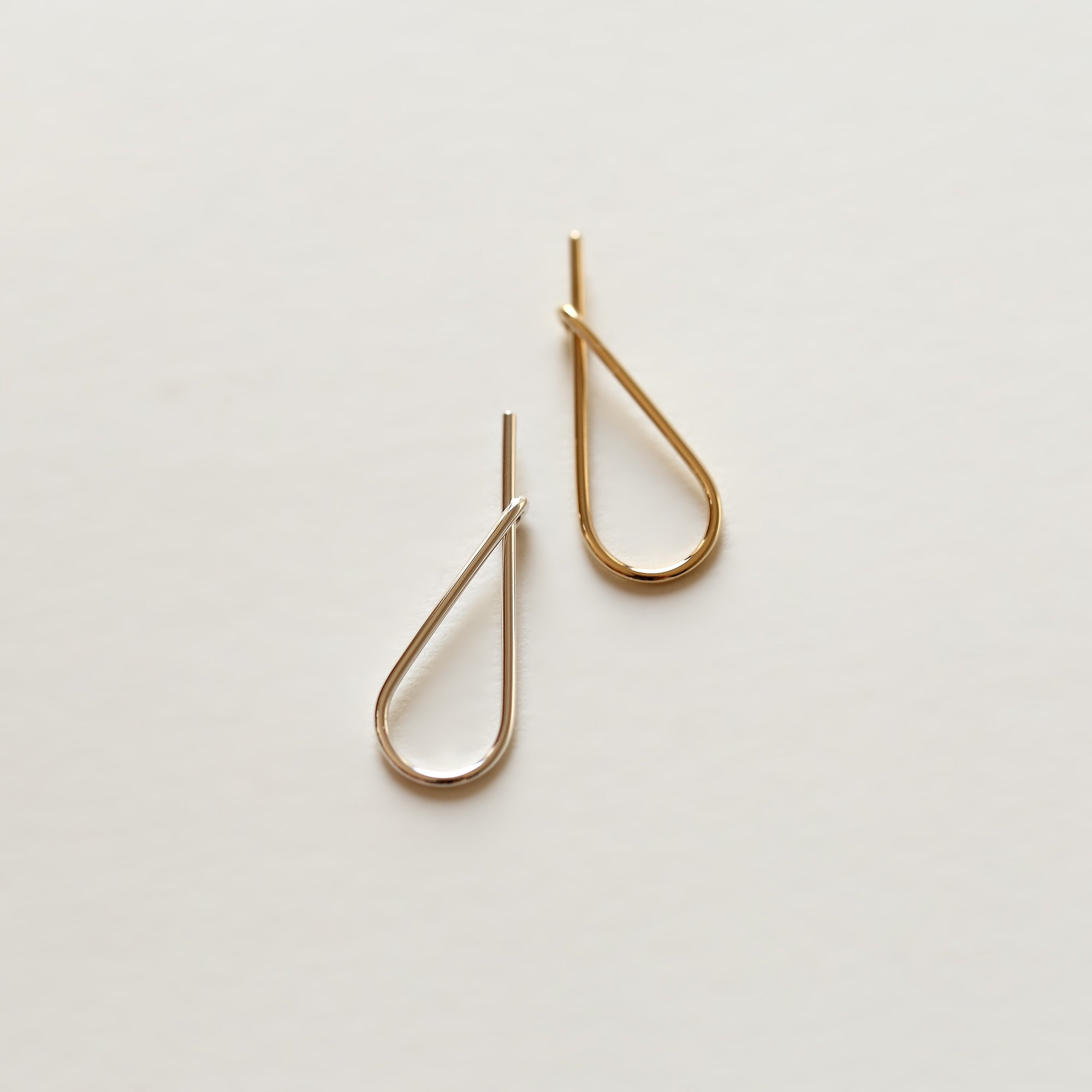 MEDIUM SAFETY PIN SILVER EARRING - MIRTA jewelry