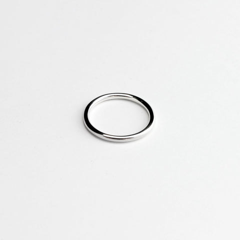 ESSENTIAL ROUND SILVER BAND RING