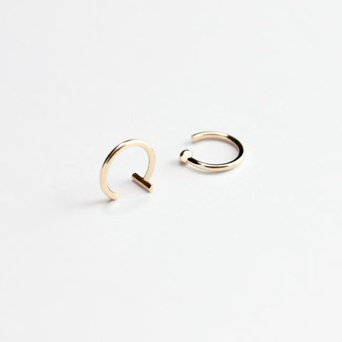 ESSENTIAL DOT GOLD HOOP EARRING