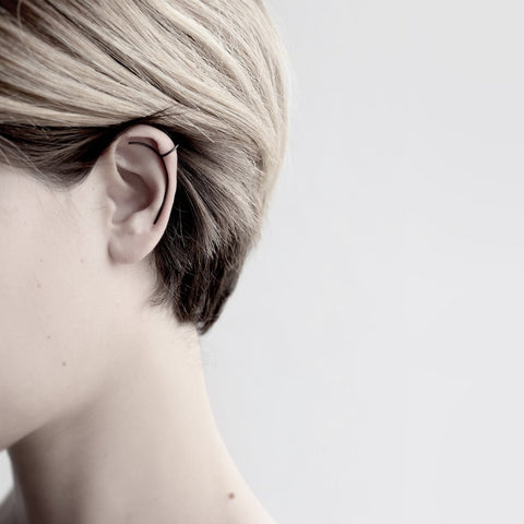 CIRCLE & LONG LINE OXIDIZED EAR CUFF