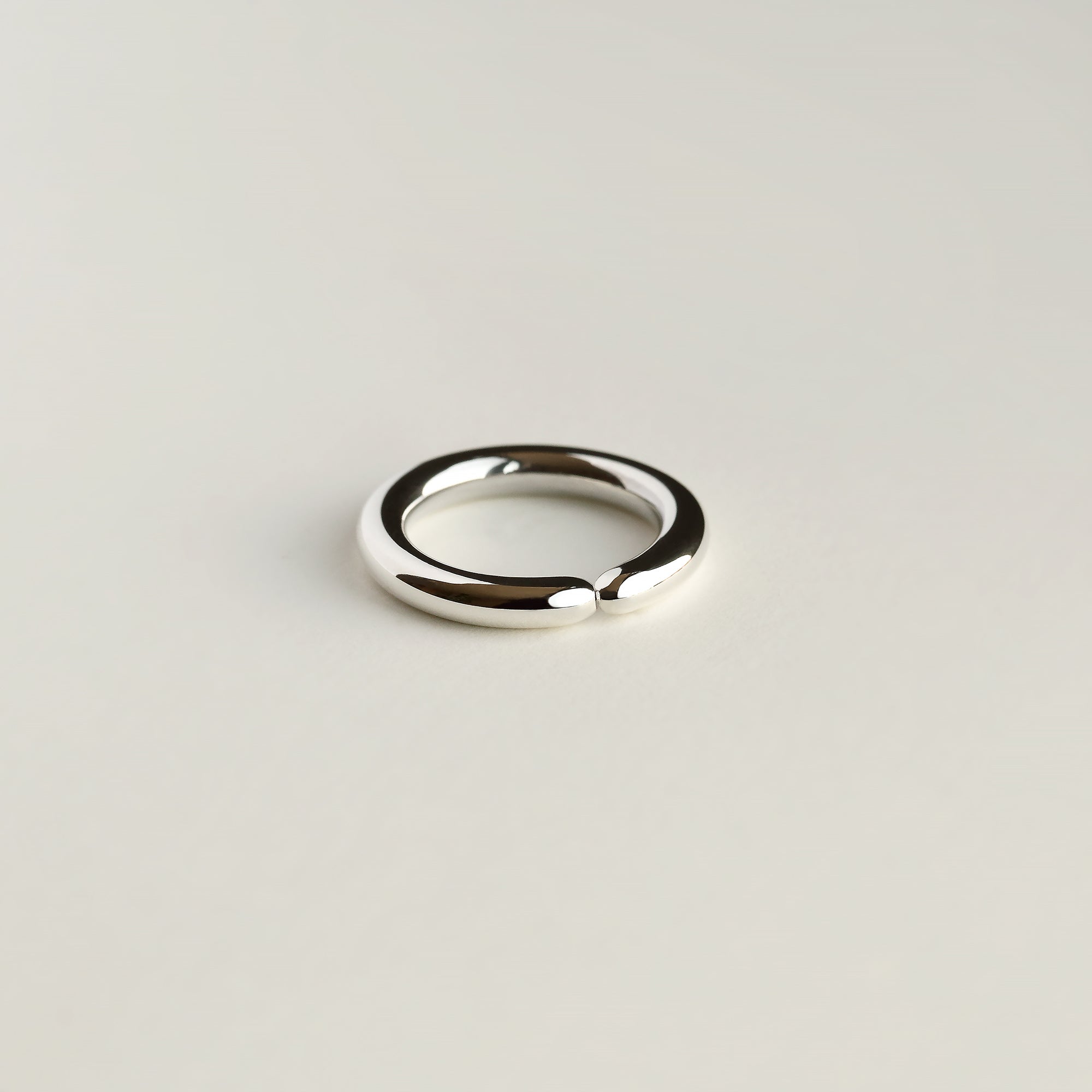 HUG ROUND BAND - MIRTA jewelry