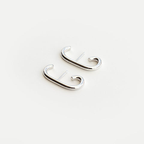BOLD HUG EARRING