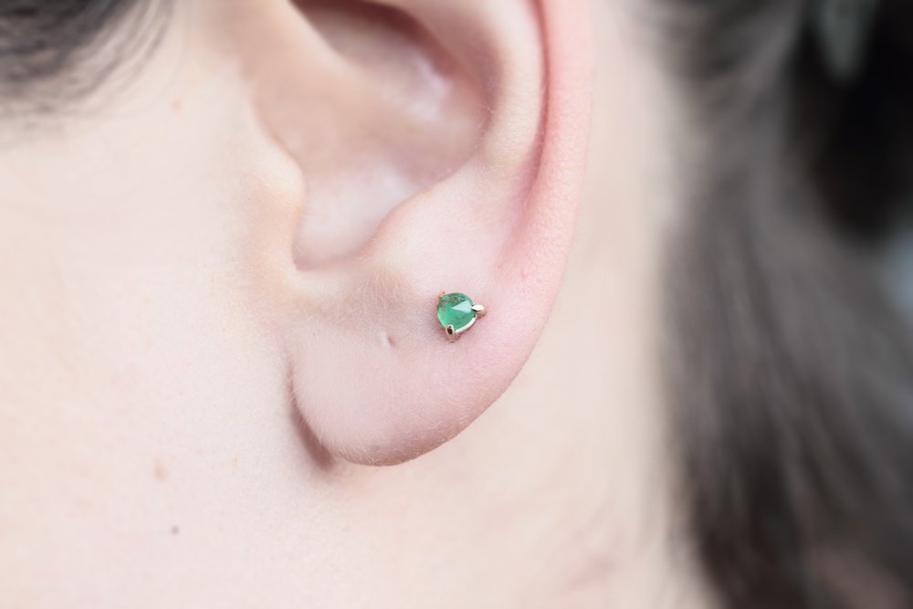 VERDANT EMERALD GOLD STUD EARRING - MIRTA jewelry
