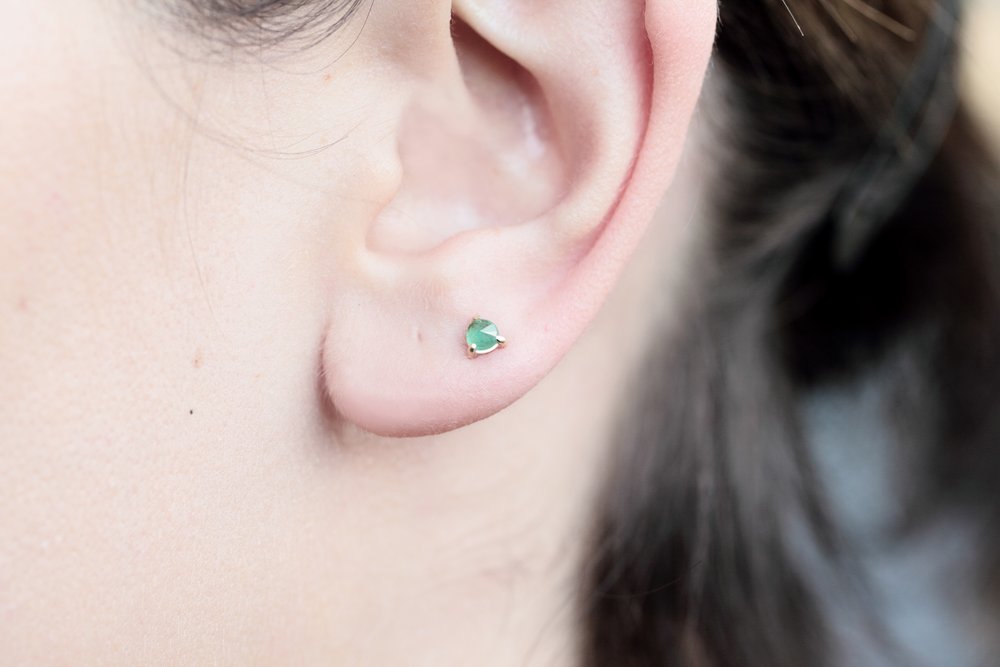 VERDANT EMERALD GOLD STUD EARRING - MIRTA jewelry