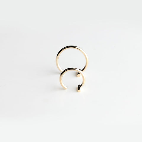 ESSENTIAL DASH GOLD HOOP EARRING