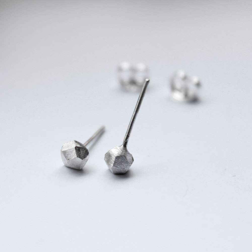SILVER ROCKS EARRINGS - MIRTA jewelry