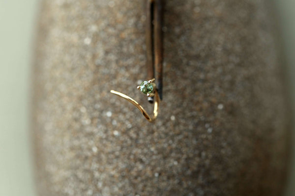 VINE HUG GREEN SAPPHIRE EARRING