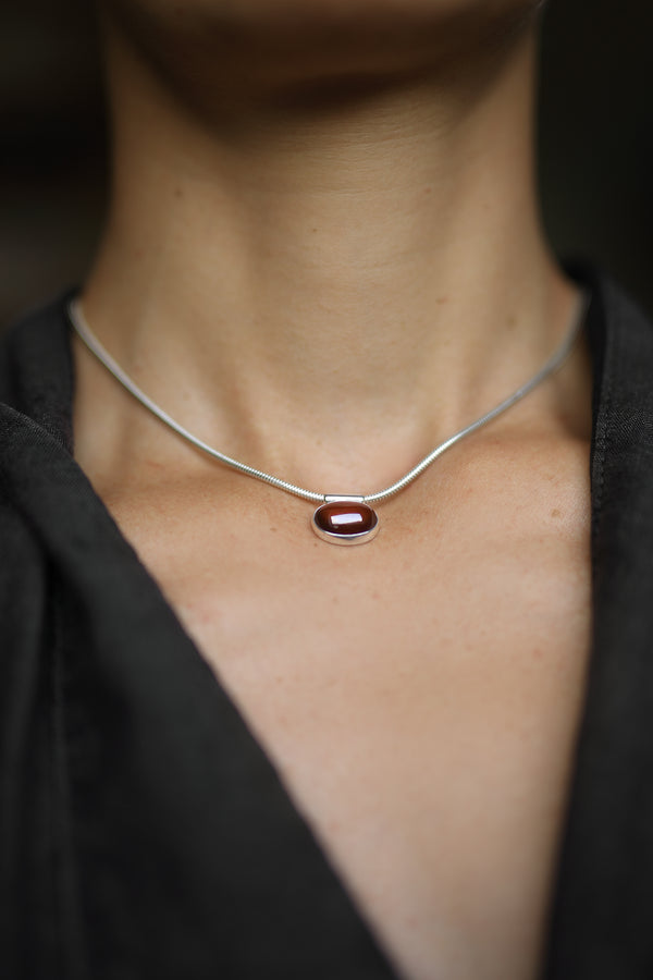 OVAL GARNET NECKLACE